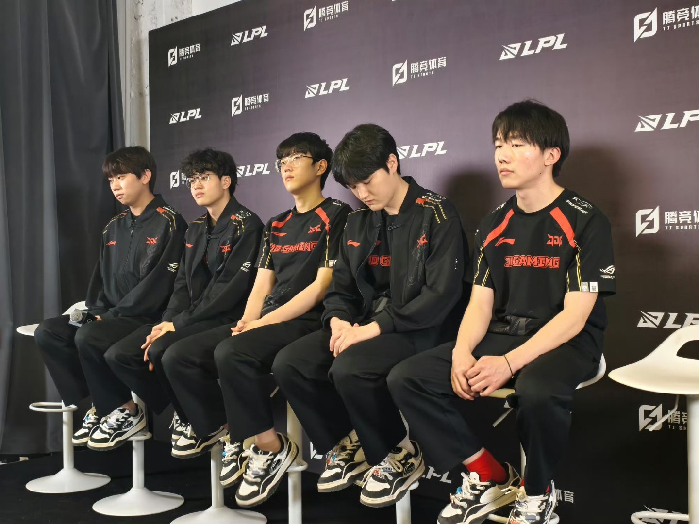 JDG血洗EDG，BDD团战一打五强强对话四强赛，点燃全场激情