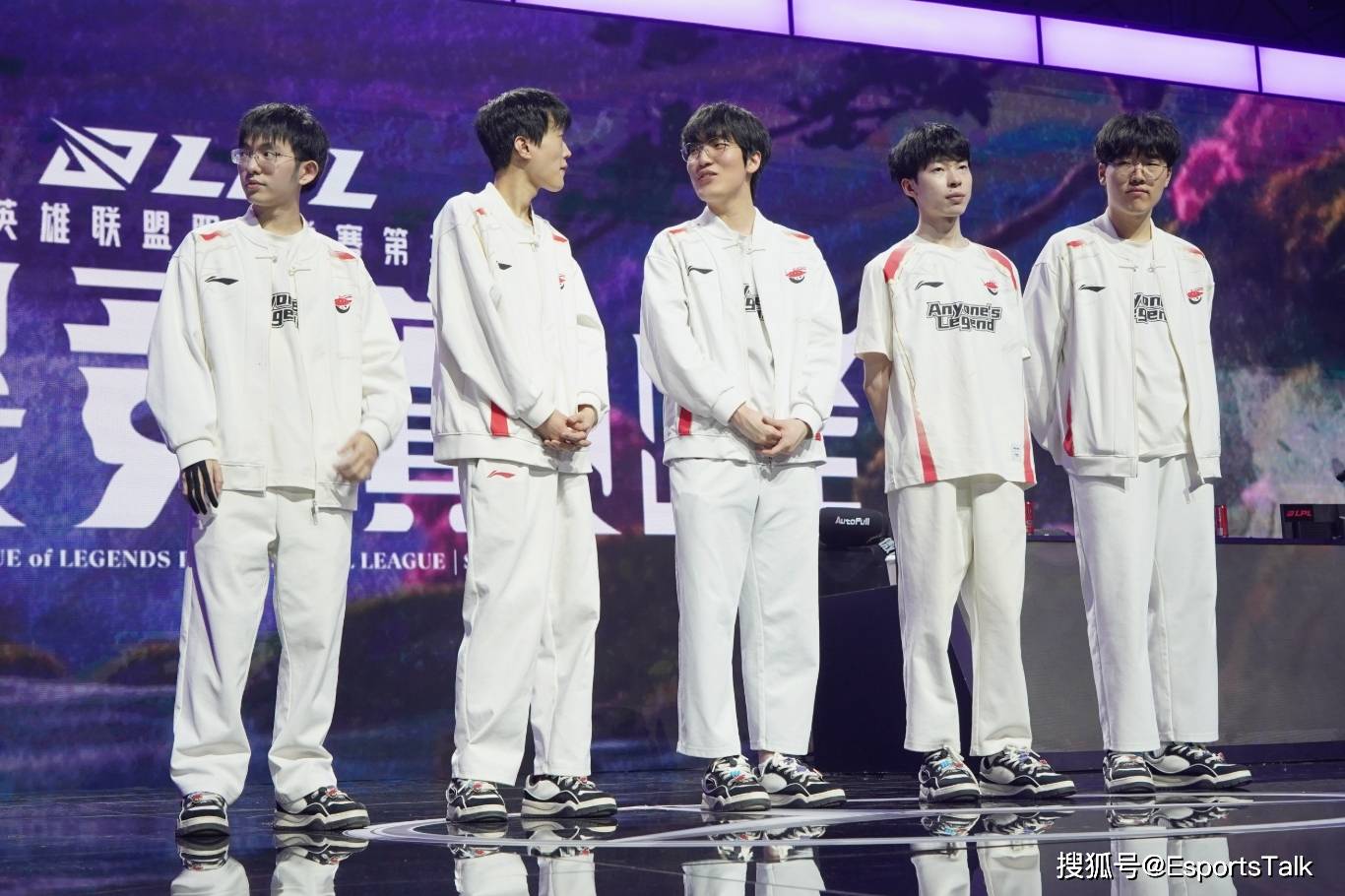 SHR险胜WBG，Gumayusi完成史诗逆转峡谷大战四强赛，让粉丝疯狂欢呼的简单介绍