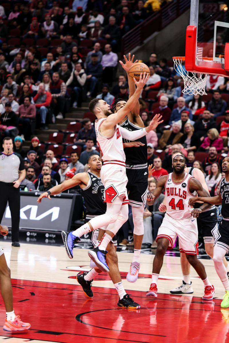 开云体育入口-76人逆转篮网，武切维奇高光表现